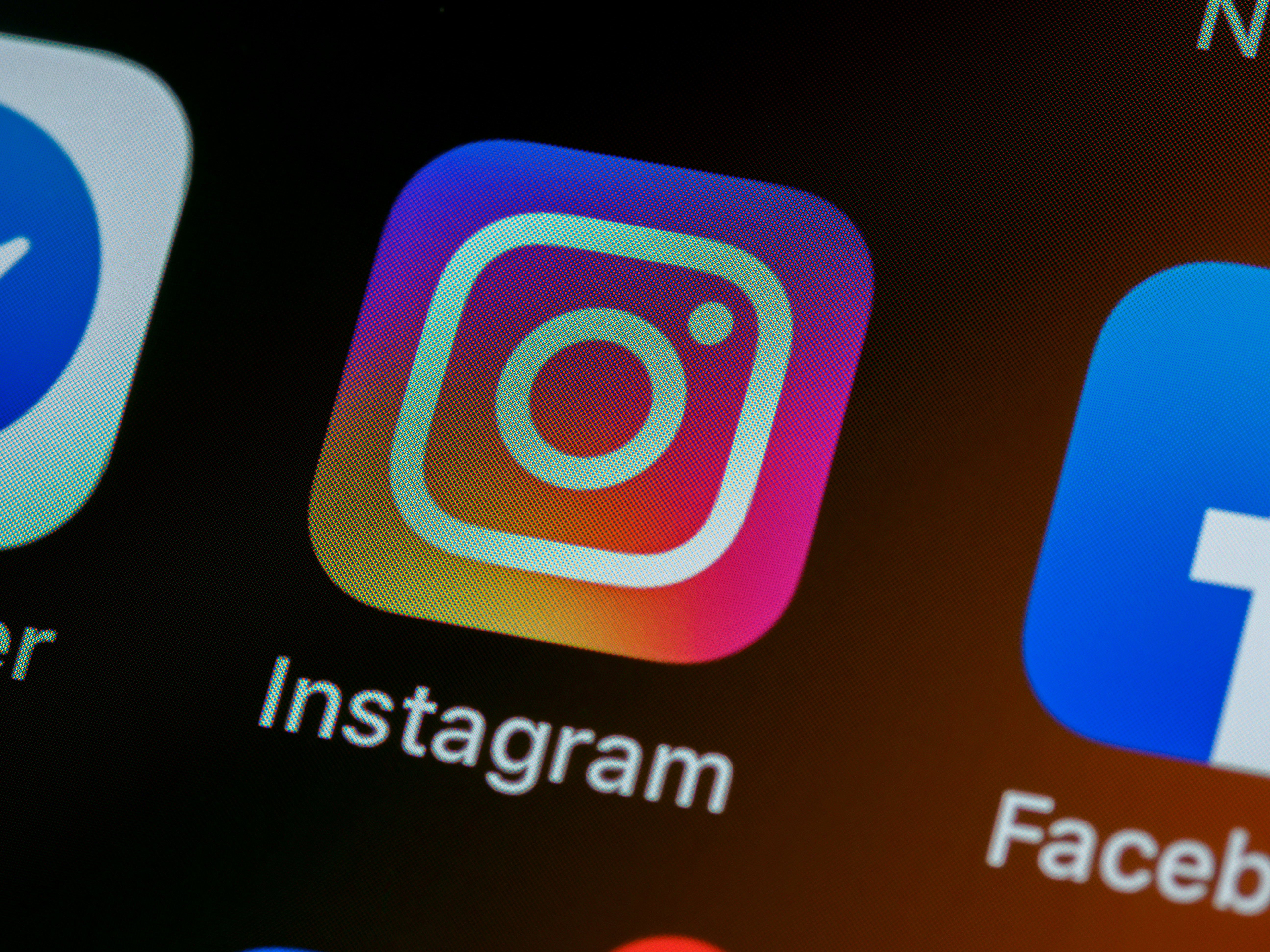 Instagram-App-Symbol auf einem Smartphone-Display